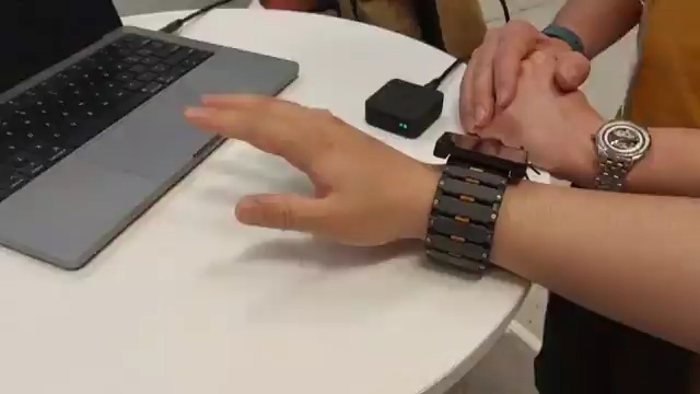 Meta впервые показала на публике нейромиобраслет AR-очков